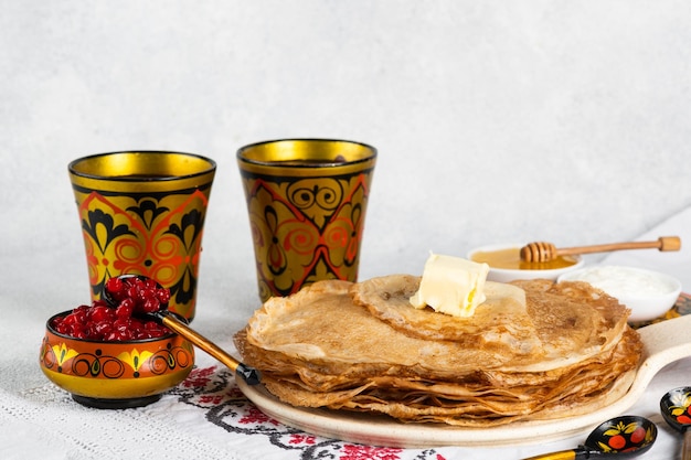 Shrovetide Maslenitsa 축제 러시아 팬케이크 blini 꿀과 잼을 곁들인 팬케이크 러시아 숟가락 국립 러시아 축제 러시아 크레페