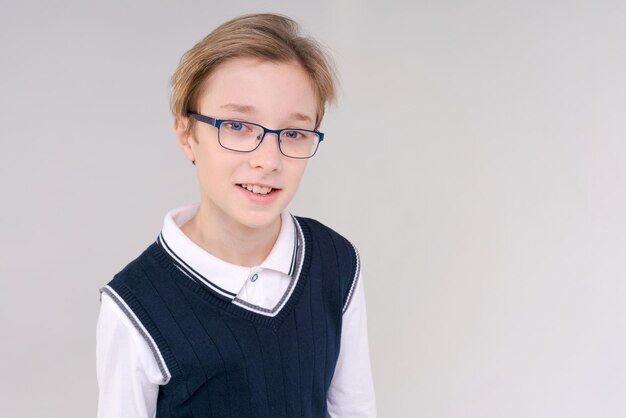 Photo shrugging caucasian boy doubting shrugs school boy teenager with glasses