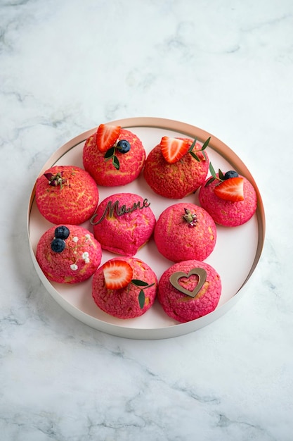 Foto torta shu pasticceria ripiena di crema di vaniglia cremosa con una parte superiore croccante guarnita con fragole traduzione per mamma