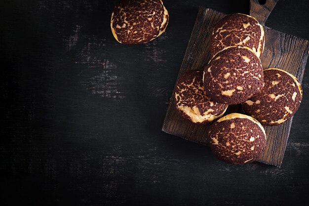 Shu cake smakelijke soesjes met room op het bord plat lag bovenaanzicht ruimte kopiëren