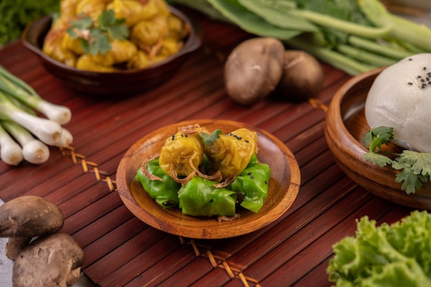 Shumai of Kanom Jeeb of gestoomde varkensvlees dumplings op een bord