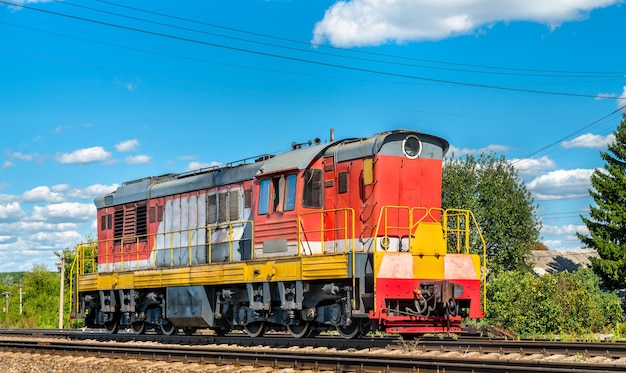 Locomotiva di manovra alla stazione konyshevka nell'oblast di kursk in russia