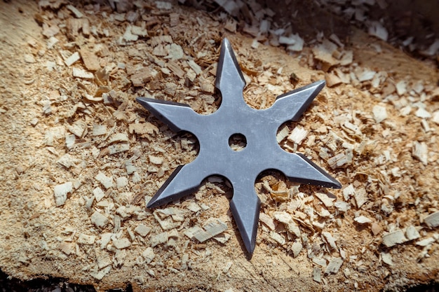 Shuriken gooien ster traditioneel japans ninja koud wapen vast op houten achtergrond