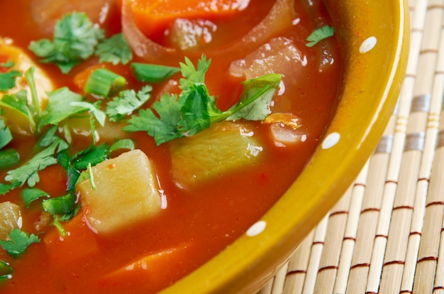 Foto shurpa - cucina uzbeka ñž zuppa di tacchino con pomodori