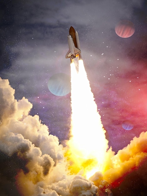 Запуск шаттла в облаках в открытый космос Темное пространство со звездами на заднем планеПолет космического корабля Элементы этого изображения предоставлены НАСА