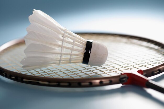 Photo shuttlecock and badminton racket on gray background