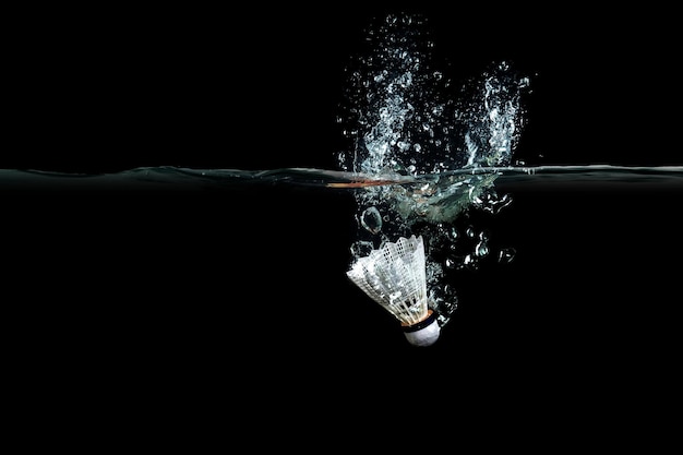 Foto volano in acqua. tecnica mista