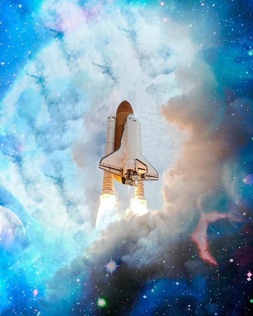 Shuttlelancering in de wolken naar de ruimte Donkere ruimte met sterren op de achtergrondRuimteschipvlucht Elementen van deze afbeelding geleverd door NASA