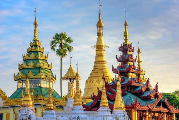 Photo shwedagon pagoda in yangon myanmar