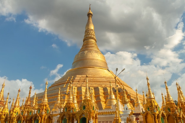 Shwedagon Paya는 미얀마 양곤에서 가장 신성한 황금 불탑입니다.