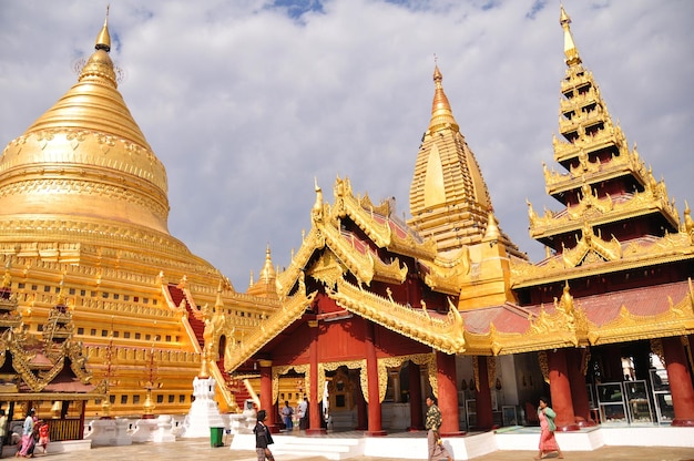 Пагода Швезигон Пайя бирманского храма для бирманцев Иностранный путешественник посещает почтительную молитву в городе Ньяунг У в Багане или городе древнего языческого наследия 3 февраля 2013 года в Мандалае, Мьянма