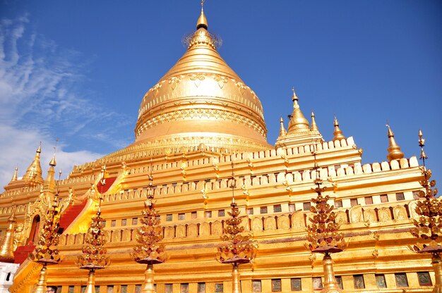 Shwezigon Pagoda Paya Pagoda Chedi tempel voor Birmese mensen en buitenlandse reizigers reizen bezoek respect bidden in Nyaung U stad in Bagan of Pagan oude erfgoed stad in Mandalay van Myanmar of Birma