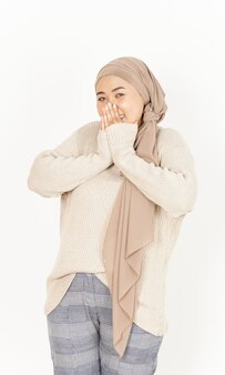 Bocca timida e coprente di bella donna asiatica che indossa l'hijab isolato su sfondo bianco