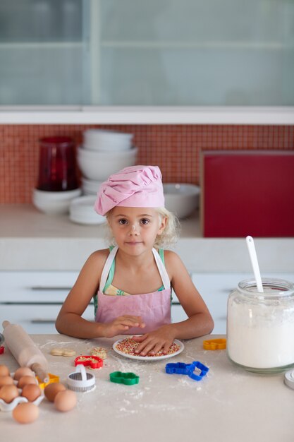 Ragazza timida che guarda l'obbiettivo