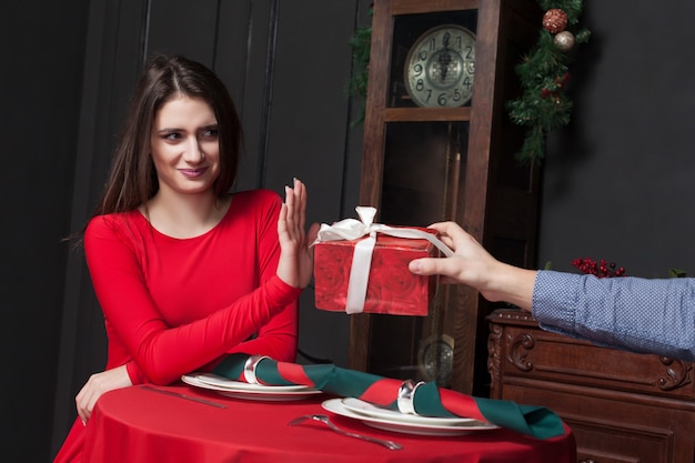 La donna timida rifiuta il regalo nel ristorante