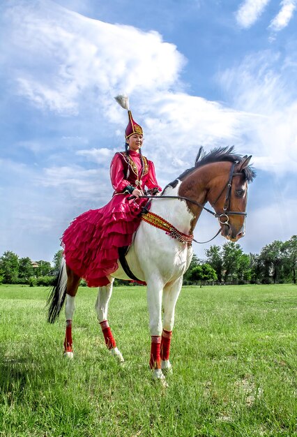 Photo shymkent kazakhstan may 16 2018 a holiday at the city hippodrome in honor of the beginning of the holy month of ramadan girls in national costumes on horseback