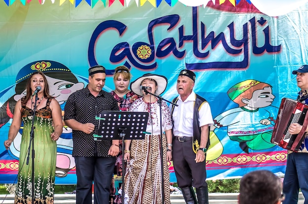 Photo shymkent kazakhstan may 27 2018 peoples party in the city park in honor of the tatarbashkir holiday sabantuy