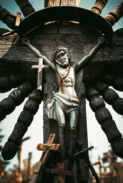 SIAULIAI, 리투아니아 - 2018년 7월 22일: 십자가 언덕에서 크리스의 십자가형. 십자가의 언덕은 역사와 종교 민속 예술의 독특한 기념물입니다.
