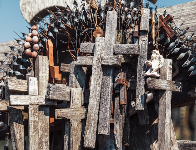 SIAULIAI, LITOUWEN - 22 Jul 2018: Hill of Crosses is een uniek monument van geschiedenis en religieuze volkskunst. Tekst op de kruisen in verschillende talen - O God, bescherm ons gezin, geef gezondheid.