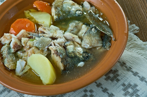 Foto zuppa di pesce siberiano con coregone.