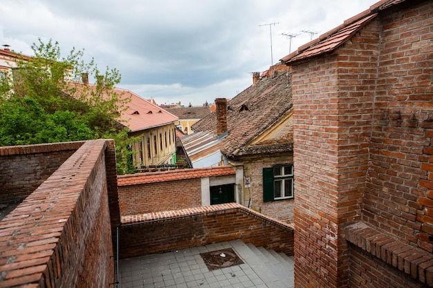 Средневековая улица Сибиу с историческими зданиями в сердце Румынии