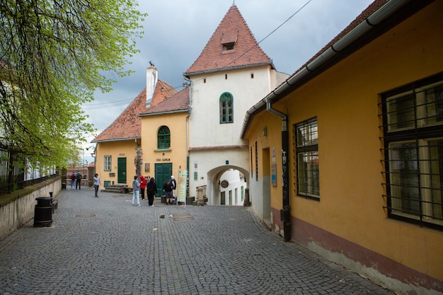 Sibiu Middeleeuwse straat met historische gebouwen in het hart van Roemenië