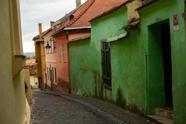 Sibiu Middeleeuwse straat met historische gebouwen in het hart van Roemenië