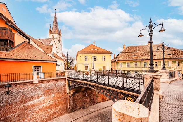 Sibiu Roemenië Groot plein Piata Mare met het stadhuis en het Brukenthal-paleis in Transsylvanië