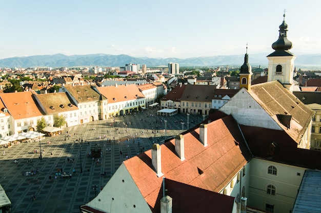 Sibiu - romania, il 18 luglio 2017: grande quadrato di piata mare a sibiu, romania nell'ora legale