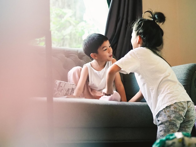 Foto i bambini fratelli hanno trascorso il buon tempo a casa