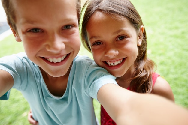 Selfie tra fratelli scatto di un fratello e una sorella giovani che si fanno un selfie in giardino