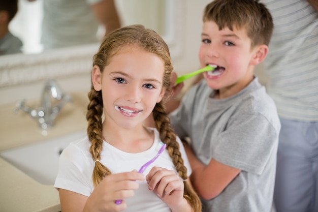 Fratelli germani che lavano i denti in bagno