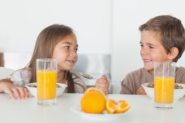 Siblings die elkaar tijdens ontbijt bekijken