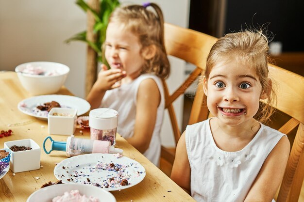 Foto fratelli e sorelle che mangiano sul tavolo