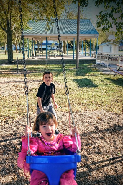 写真 公園で楽しんでいる兄弟姉妹