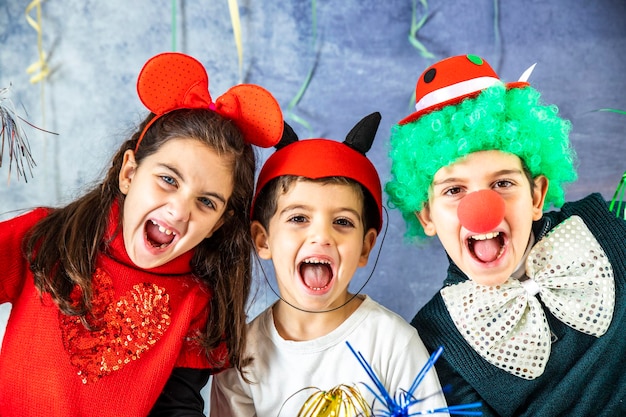 Foto fratelli che si godono la festa