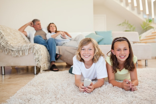 Foto fratelli sul pavimento guardando la tv