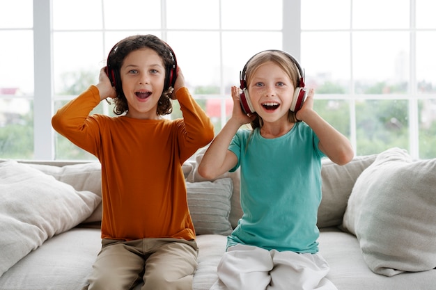 Photo siblings spending time together at home