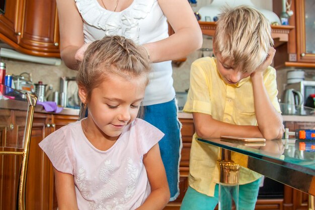 Photo siblings standing at home