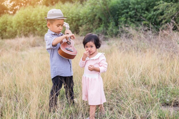 写真 フィールドに立っている兄弟姉妹