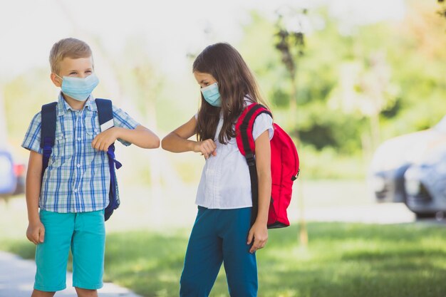 Photo siblings standing outdoors