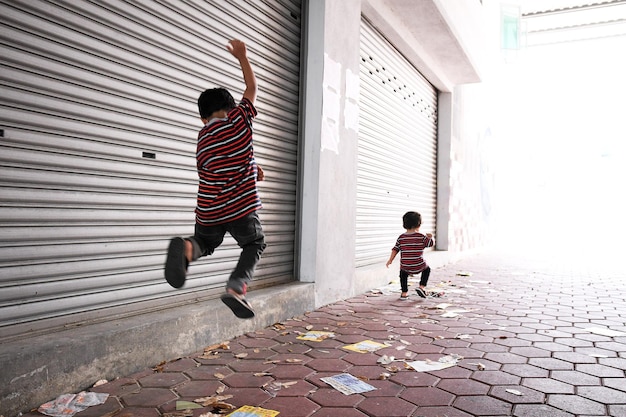 Foto fratelli che camminano sul sentiero