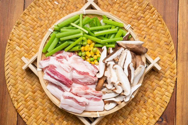 Sichuan-style home-cooked vegetables - fried pork with mushrooms