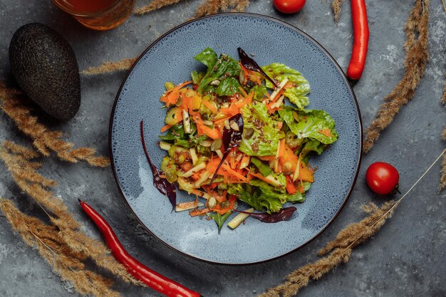 Siciliaanse salade met venkel, sinaasappel, grapefruit en radicchio salade met balsamico dressing op een blauw linnen tafelkleed. gezond zomers Italiaans eten.