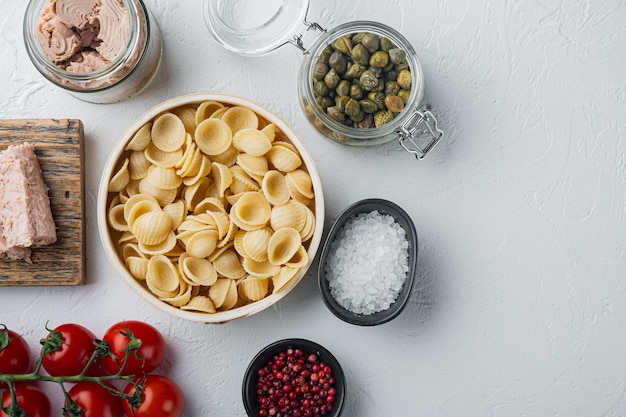 Siciliaanse tonijnpasta-ingrediënten, plat leggen