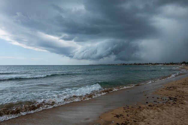 Foto siciliaanse zee met zwarte en stormachtige wolken aan de hemel