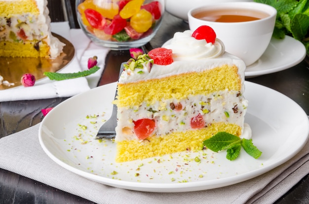 Torta cassata siciliana con canditi, pistacchi e cioccolato.