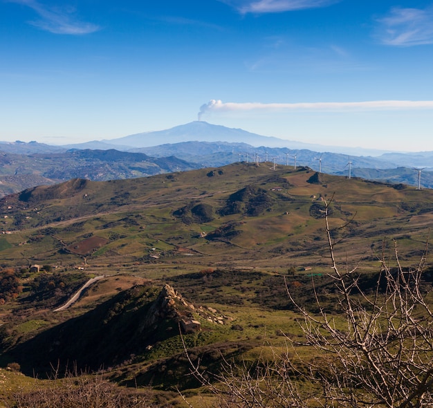 背景にエトナ火山とシチリアの田舎