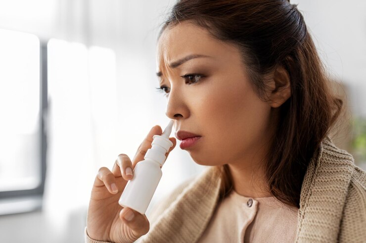 Photo 家で鼻スプレー薬を使った病気のアジア人女性