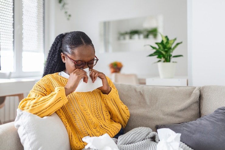 Photo sick day at home. young woman has runny and common cold. cough. closeup of beautiful young woman caught cold or flu illness. portrait of unhealthy woman with coronavirus, covid19 symptoms